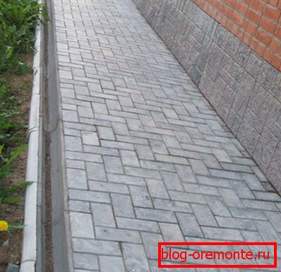 Na zdjęciu nawierzchnia ozdobiona płytkami chodnikowymi. Na zdjęciu nawierzchnia ozdobiona płytkami chodnikowymi.