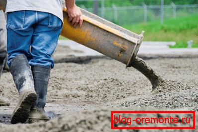 Zdjęcie pokazuje proces układania betonu z automixera. Zdjęcie pokazuje proces układania betonu z automixera.