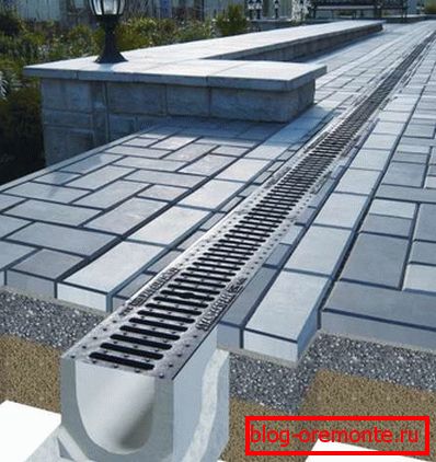 Zdjęcie pokazuje instalację zsypu drenażowego. Zdjęcie pokazuje instalację zsypu drenażowego.