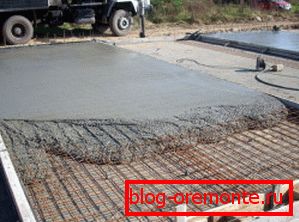 Zdjęcie pokazuje wylanie zbrojonej płyty monolitycznej.