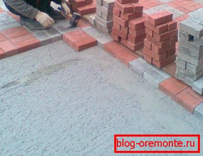 Zdjęcie pokazuje instalację na betonowej podstawie. Zdjęcie pokazuje instalację na betonowej podstawie.