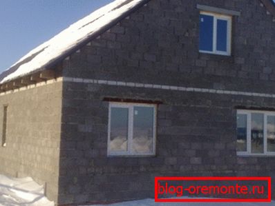Na zdjęciu struktura mieszkalna z gliny-betonu. Na zdjęciu struktura mieszkalna z gliny-betonu.