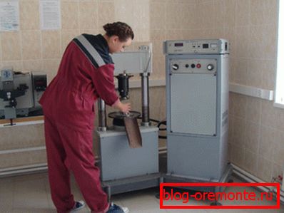Na zdjęciu: tylko badania laboratoryjne mogą dokładnie określić markę betonu. Na zdjęciu: tylko badania laboratoryjne mogą dokładnie określić markę betonu.