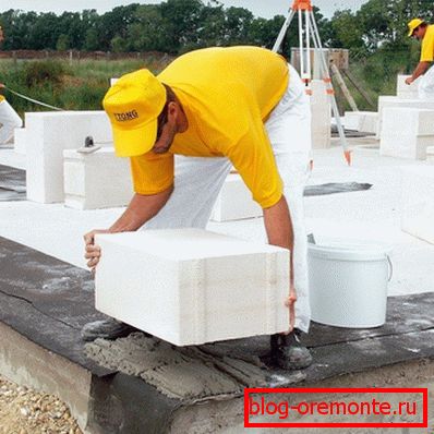 Na zdjęciu kładąc klocki na hydroizolacji. Na zdjęciu kładąc klocki na hydroizolacji.