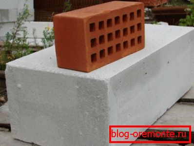 Zdjęcie pokazuje różnicę między zwykłą cegłą i gazobetonu. Zdjęcie pokazuje różnicę między zwykłą cegłą i gazobetonu.