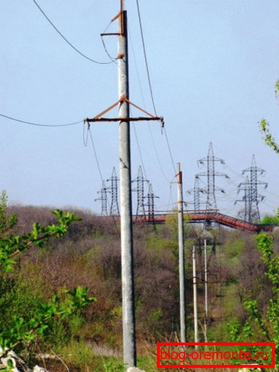 Na zdjęciu wsporniki żelbetowe 35 KV, zainstalowane w skalistej ziemi Na zdjęciu wsporniki żelbetowe 35 KV, zainstalowane w skalistej ziemi
