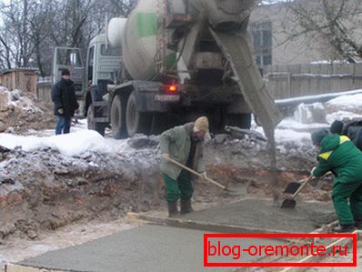 Na zimno proces naturalnego nawodnienia cementu zostaje zakłócony. Na zimno proces naturalnego nawodnienia cementu zostaje zakłócony.