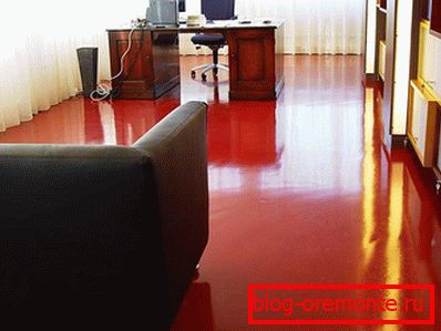 Czerwony makijaż biurowy