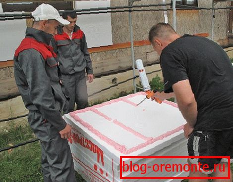 Nakładanie kleju na piankę