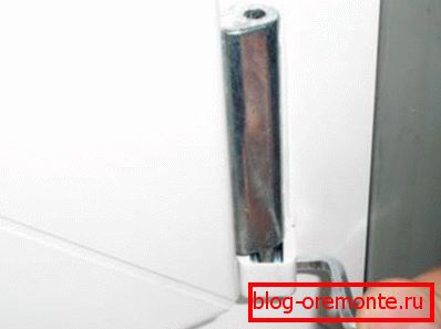 ustawienie plastikowych drzwi