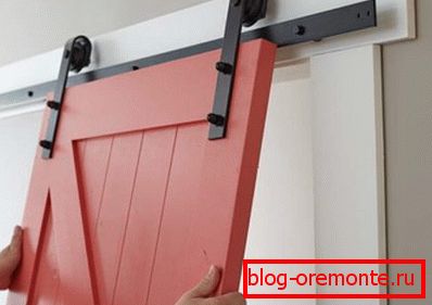 Wiszące płótno na metalowej prowadnicy Wiszące płótno na metalowej prowadnicy
