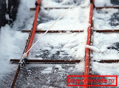 Niska temperatura sprawia, że osłona żył jest mniej elastyczna i podatna na pękanie Niska temperatura sprawia, że osłona żył jest mniej elastyczna i podatna na pękanie