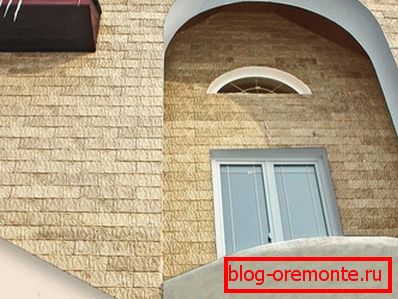 Fasada budynku osłonięta betonową bocznicą Fasada budynku osłonięta betonową bocznicą