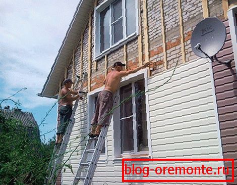 Okrywający szczyt budynku z cegły z siding winylowy