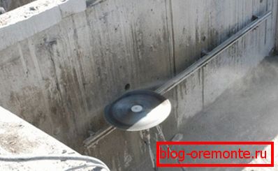 Jedna z opcji cięcia diamentowego gotowych fundamentów betonowych Jedna z opcji cięcia diamentowego gotowych fundamentów betonowych