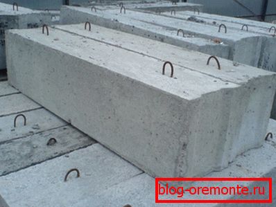Jedna opcja do montażu garażu w postaci ciężkich bloków Jedna opcja do montażu garażu w postaci ciężkich bloków