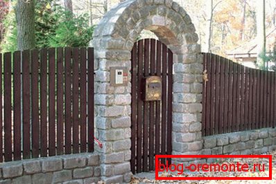 Oryginalny płot: brama z kamienia łukowego Oryginalny płot: brama z kamienia łukowego