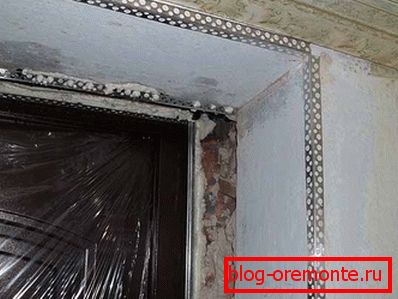 Krawędź otworu jest wykończona serpyanku Krawędź otworu jest wykończona serpyanku