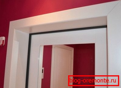 Pochylenie drzwi wykonane z tworzywa sztucznego. instalacja stoków do drzwi wejściowych