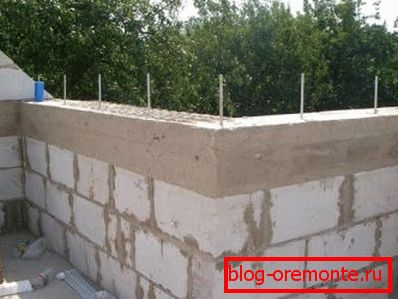 Pod górną krawędzią ścian ułożona jest taśma z betonu zbrojonego. Pod górną krawędzią ścian ułożona jest taśma z betonu zbrojonego.