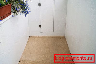 Podstawa płyty wiórowej na balkonie