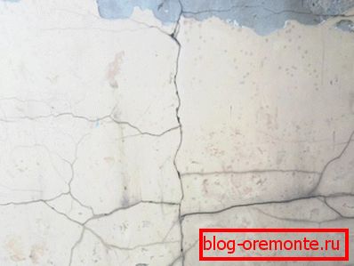 Konsekwencje nadmiernego zawilgocenia ściany. Konsekwencje nadmiernego zawilgocenia ściany.