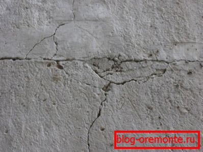 Uszkodzona powierzchnia betonowa Uszkodzona powierzchnia betonowa