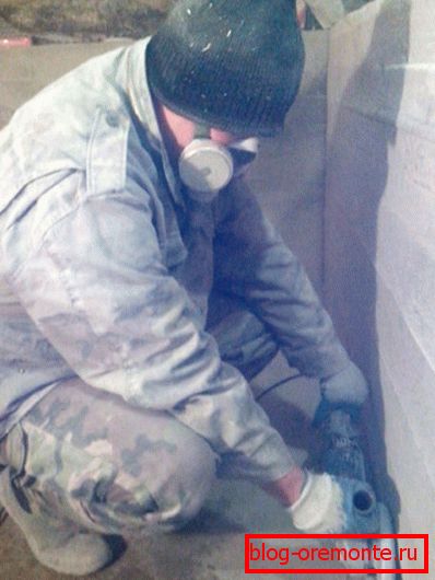 Niemal zawsze proces ten wiąże się z uwalnianiem dużych ilości pyłu, co w konsekwencji oznacza stosowanie osobistego wyposażenia ochronnego. Niemal zawsze proces ten wiąże się z uwalnianiem dużych ilości pyłu, co w konsekwencji oznacza stosowanie osobistego wyposażenia ochronnego.