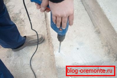 Przed zainstalowaniem śruby - wykonaj otwór pod dziurkaczem Przed zainstalowaniem śruby - wykonaj otwór pod dziurkaczem