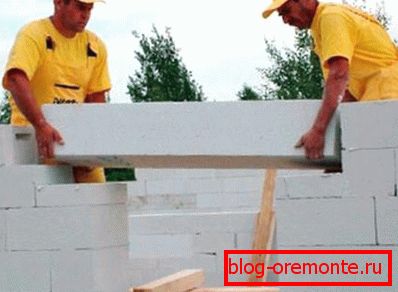 Podczas tworzenia domów z tego materiału można nawet użyć specjalnych nadproży i innych elementów montażowych. Podczas tworzenia domów z tego materiału można nawet użyć specjalnych nadproży i innych elementów montażowych.