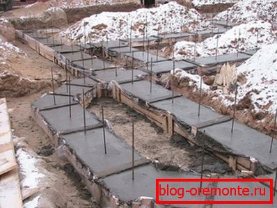 Podczas układania betonu na niezamrożonej glebie dolna powierzchnia fundamentu jest wykluczona z obliczeń. Podczas układania betonu na niezamrożonej glebie dolna powierzchnia fundamentu jest wykluczona z obliczeń.