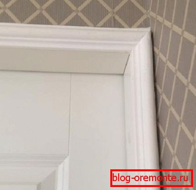 Przykład na zdjęciu to drzwi w rogu lub w wąskim korytarzu. Przykład na zdjęciu to drzwi w rogu lub w wąskim korytarzu.