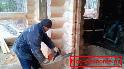 Cięcie apertury w drewnianym domu Cięcie apertury w drewnianym domu