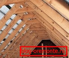 Prosty, dwuspadowy dach podczas instalacji Prosty, dwuspadowy dach podczas instalacji