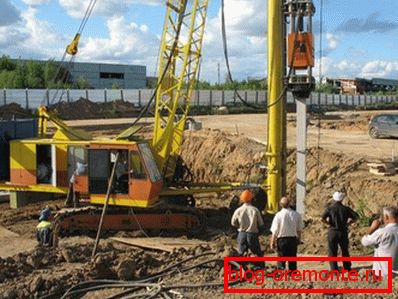Praca młotkiem na układzie fundamentu Praca młotkiem na układzie fundamentu