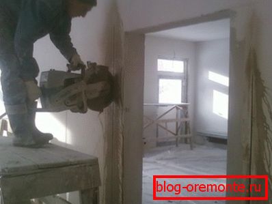 Rozbudowa drzwi w betonowej ścianie Rozbudowa drzwi w betonowej ścianie