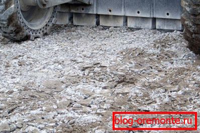 Zniszczenie betonowych fundamentów za pomocą drogiego hydrogromolotu Zniszczenie betonowych fundamentów za pomocą drogiego hydrogromolotu