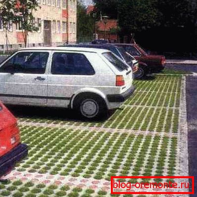 Krata spokojnie utrzymuje ciężar samochodu.