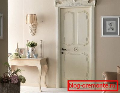 Przywrócenie starych drzwi do wnętrza w stylu Prowansji Przywrócenie starych drzwi do wnętrza w stylu Prowansji