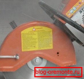 Cięcie betonu zbrojonego diamentowymi kręgami podczas demontażu podłogi