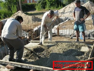 Ręczne przygotowanie betonu wymaga dużo czasu i wysiłku.
