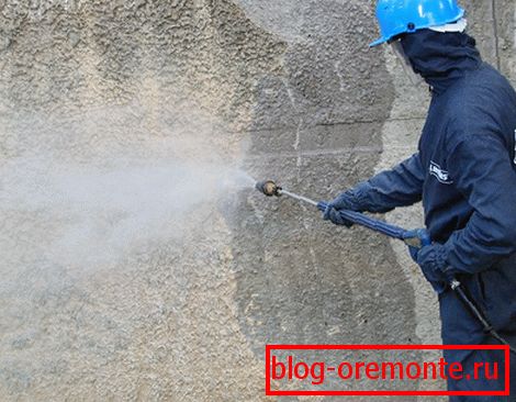 Przy pomocy wody dostarczanej pod ciśnieniem