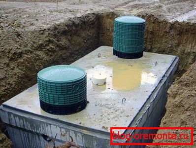 Monolityczny betonowy szambo przed zasypaniem wykopu. Monolityczny betonowy szambo przed zasypaniem wykopu.