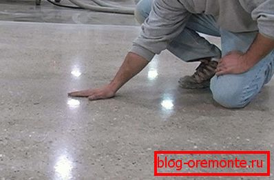 Młynek do betonu pozwala nie tylko wyrównać, ale także wzmocnić powierzchnię podłogi. Młynek do betonu pozwala nie tylko wyrównać, ale także wzmocnić powierzchnię podłogi.