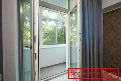 Drzwi Shtulpovaya prowadzące na balkon Drzwi Shtulpovaya prowadzące na balkon
