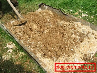 Mieszanie trocin z gliną Mieszanie trocin z gliną