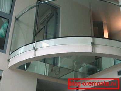 Szklana podłoga na balkonie