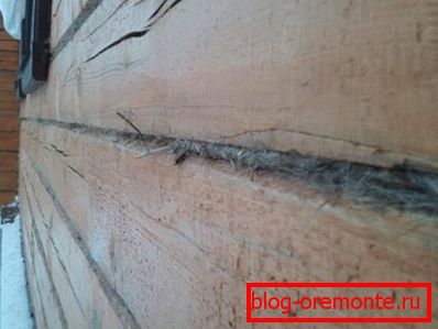 Ściana domu z izolacją między koronami Ściana domu z izolacją między koronami