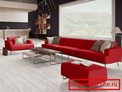 Jasny laminat w salonie