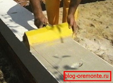 Technologia układania betonowych bloków na kleju - nakładanie roztworu na powierzchnię Technologia układania betonowych bloków na kleju - nakładanie roztworu na powierzchnię